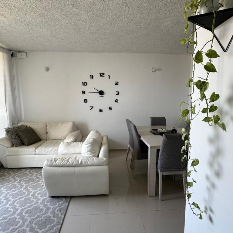 Cómodo y amplio apartamento - Three-Bedroom Apartment - 22