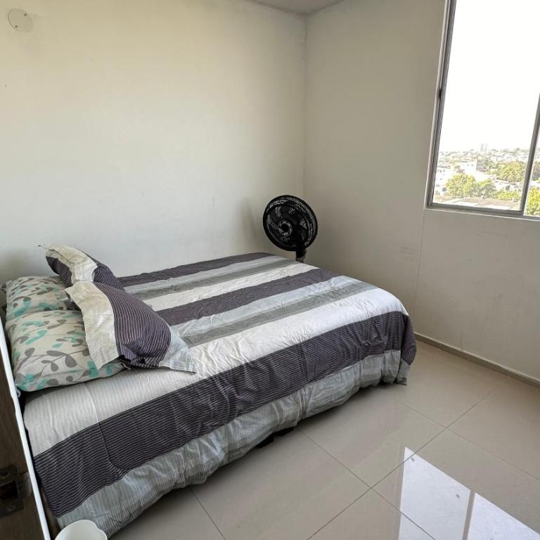 Cómodo y amplio apartamento - Three-Bedroom Apartment - 11