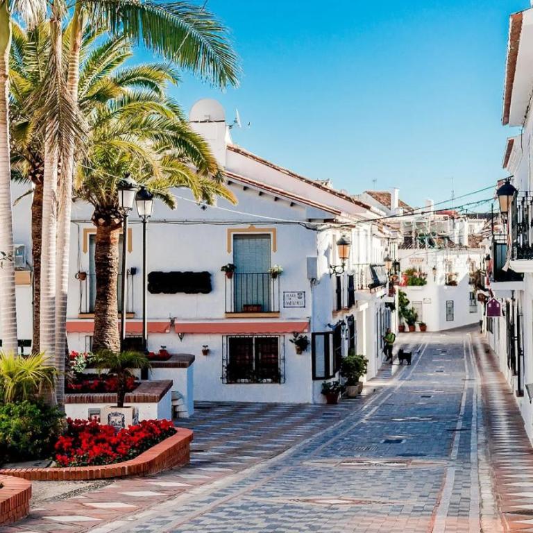 Beautiful apartment with pools, playground and paddle tennis - Family friendly and near Vithas Hospital - Free parking in garage - Three-Bedroom Apartment - 6