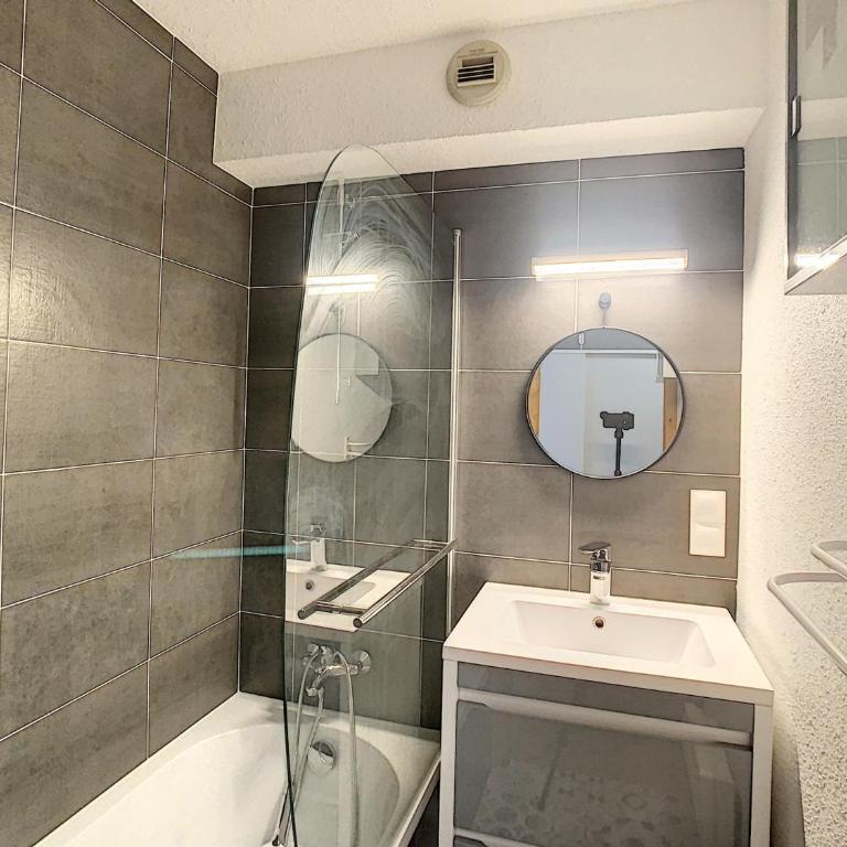 Charmant 2 pièces + coin cabine, proche centre Combloux, RDJ, terrasse, parking et casier à skis - Appartement 3 Chambres - 14
