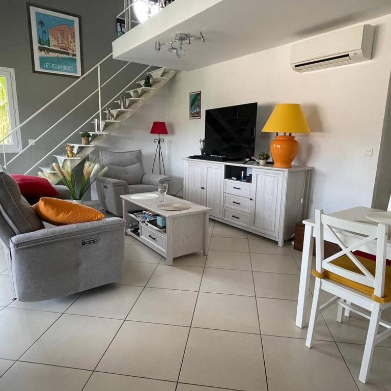 Appartement 2 chambres + mezzanine, proche plage, climatisé, terrasse, parking réservé - FR-1-768-61 - Appartement - 3