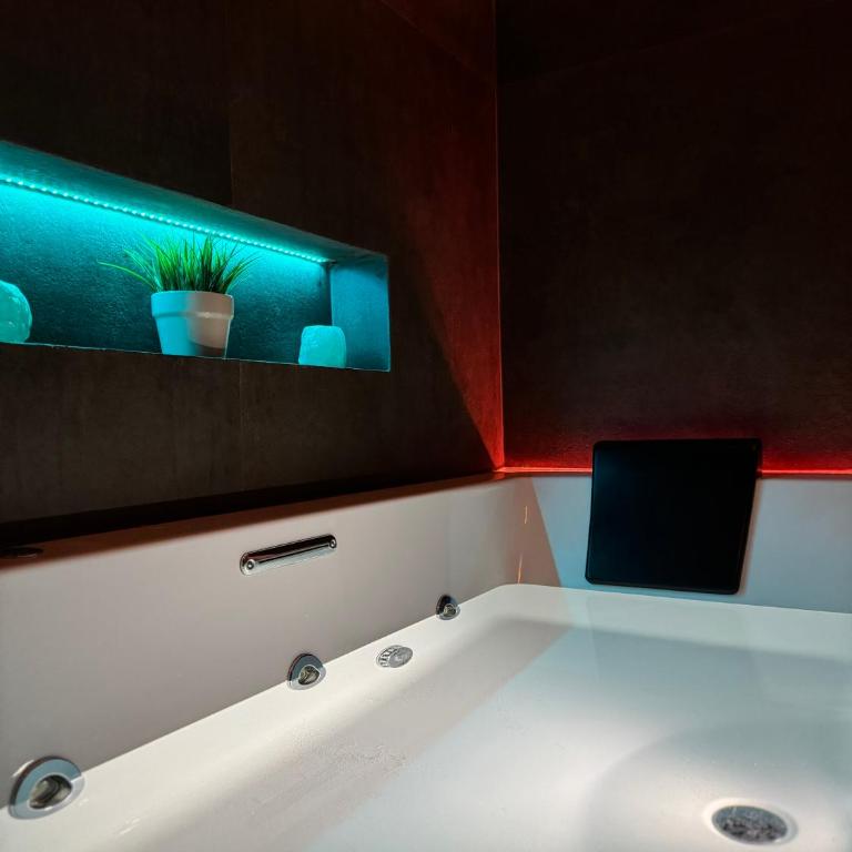 AQUAROOMS Suites - Junior Suite - 8