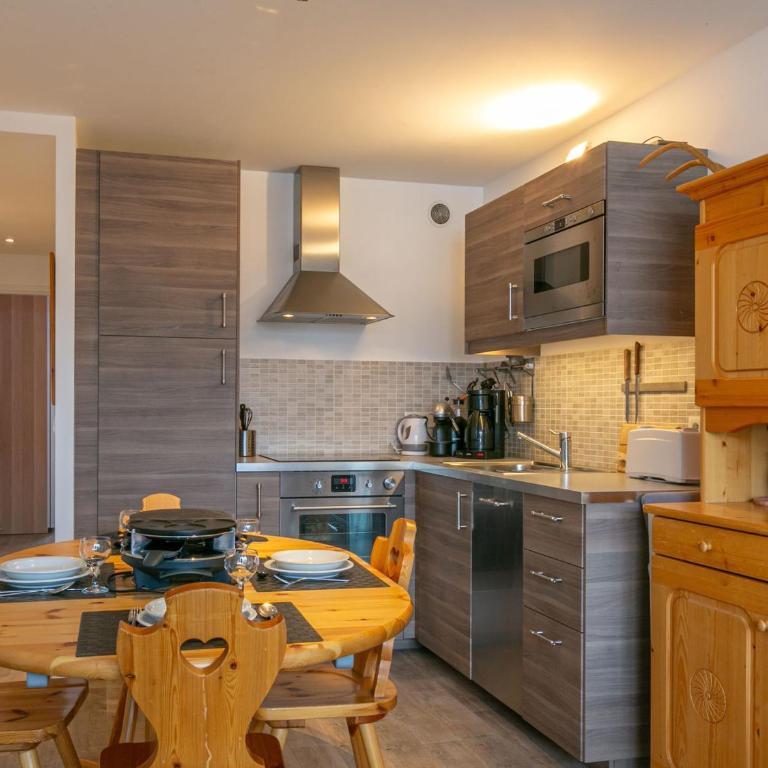 Val d'Isère - La Daille : Appartement 3 pièces cabine, 6 pers, skis aux pieds, balcon, parking inclus - FR-1-694-342 - Appartement - 7