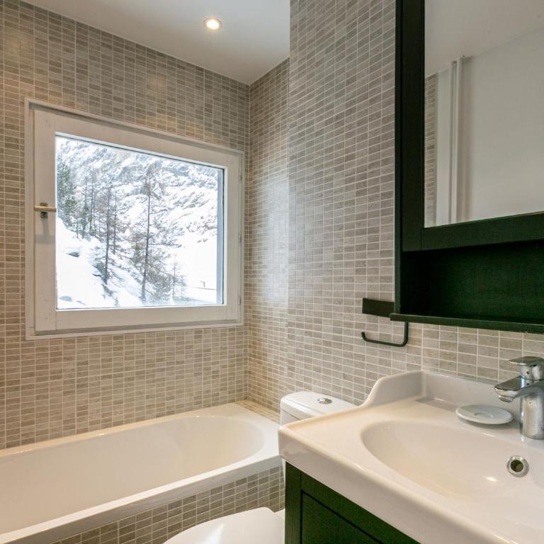 Val d'Isère - La Daille : Appartement 3 pièces cabine, 6 pers, skis aux pieds, balcon, parking inclus - FR-1-694-342 - Appartement - 16