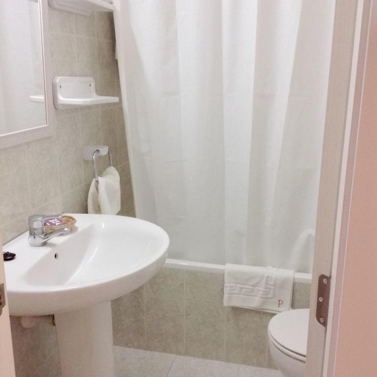 Hostal Pitiusa - Habitación Doble con baño privado - 2 camas - 17