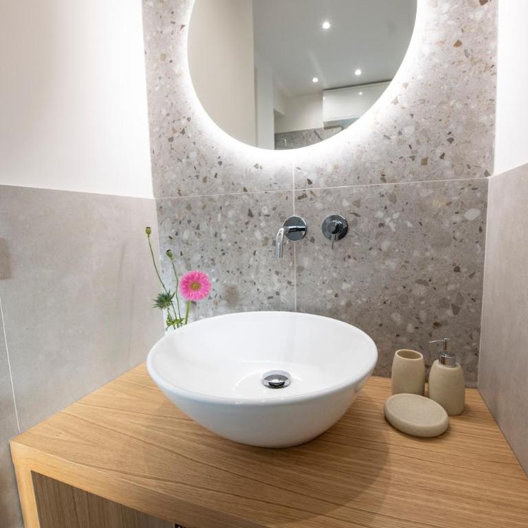 223 - Ma & Ma Luxury Apartment 1 grande - 500metri da mare e spiaggia, vicino alla Baia del Silenzio - PARCHEGGIO GRATIS PRIVATO INCLUSO - Appartamento con 2 Camere da Letto - 48