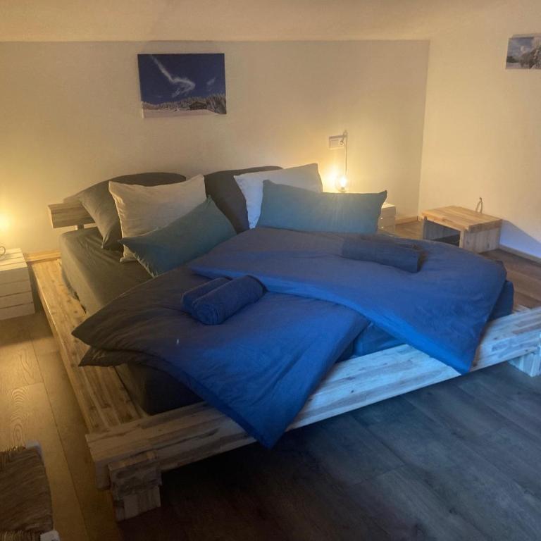Große schöne Mansardenwohnung mit 2 Balkonen - Two-Bedroom Apartment - 23