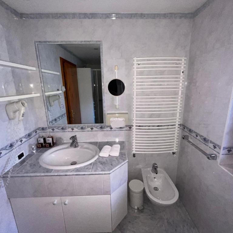 Hotel Garni Concordia - Dolomites Home - Camera Matrimoniale Comfort con Balcone - 2