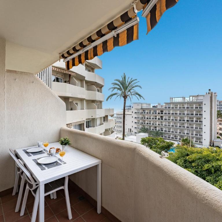 Benalbeach Bliss Seafront Retreat with Balcony - Apartment with Sea View - 2