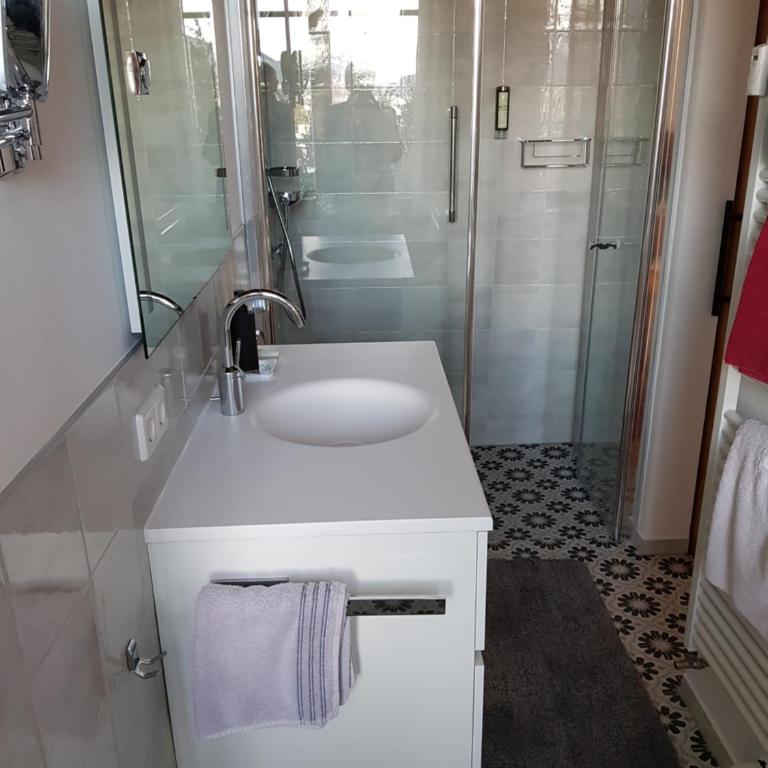 Carinthia - Apartment mit 1 Schlafzimmer, Balkon und Bergblick - 1