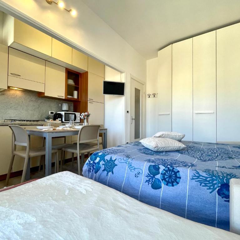 [150mt dal Mare] Monolocale in Centro con Vista Aperta, Wi-Fi e A/C - Monolocale con Balcone - 9