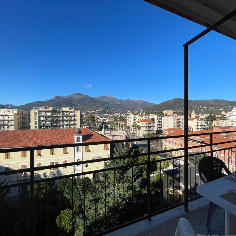 [150mt dal Mare] Monolocale in Centro con Vista Aperta, Wi-Fi e A/C - Monolocale con Balcone - 12