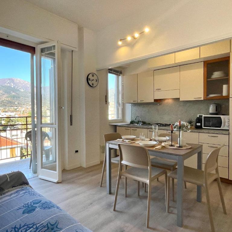 [150mt dal Mare] Monolocale in Centro con Vista Aperta, Wi-Fi e A/C - Monolocale con Balcone - 2