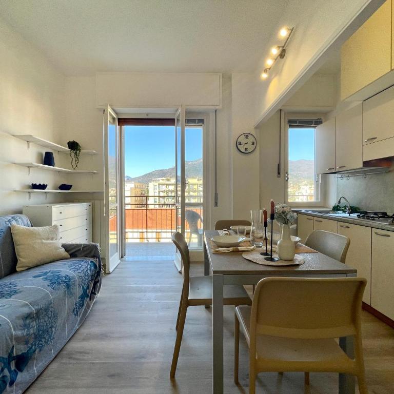 [150mt dal Mare] Monolocale in Centro con Vista Aperta, Wi-Fi e A/C - Monolocale con Balcone - 1
