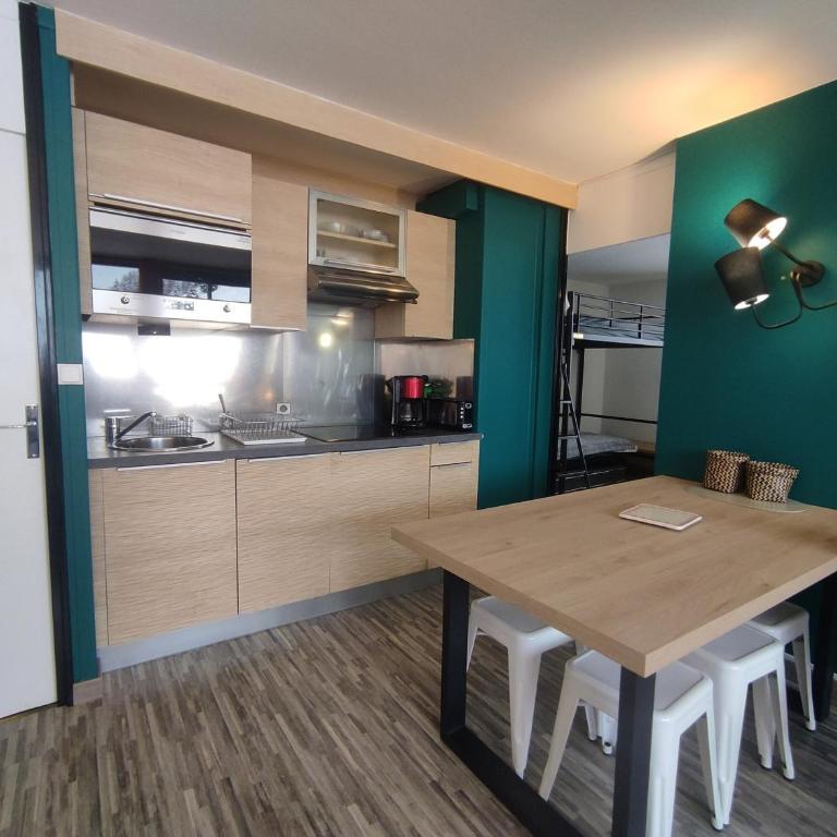 Appartement rénové 2 pièces pour 6 personnes à 50m des pistes, calme, balcon vue Mont Blanc - Apartment mit 1 Schlafzimmer - 3