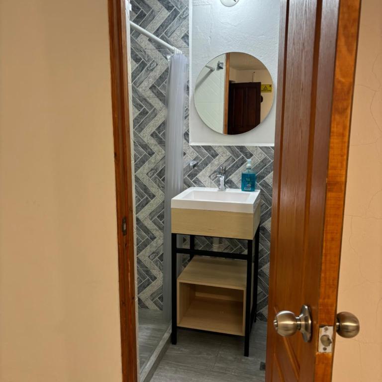 Merak Hostel - Quadruple Room with Private Bathroom - 4