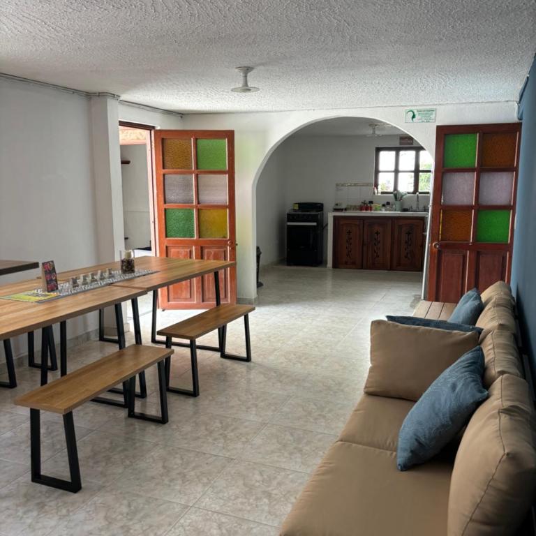 Merak Hostel - Five-Bedroom House - 2