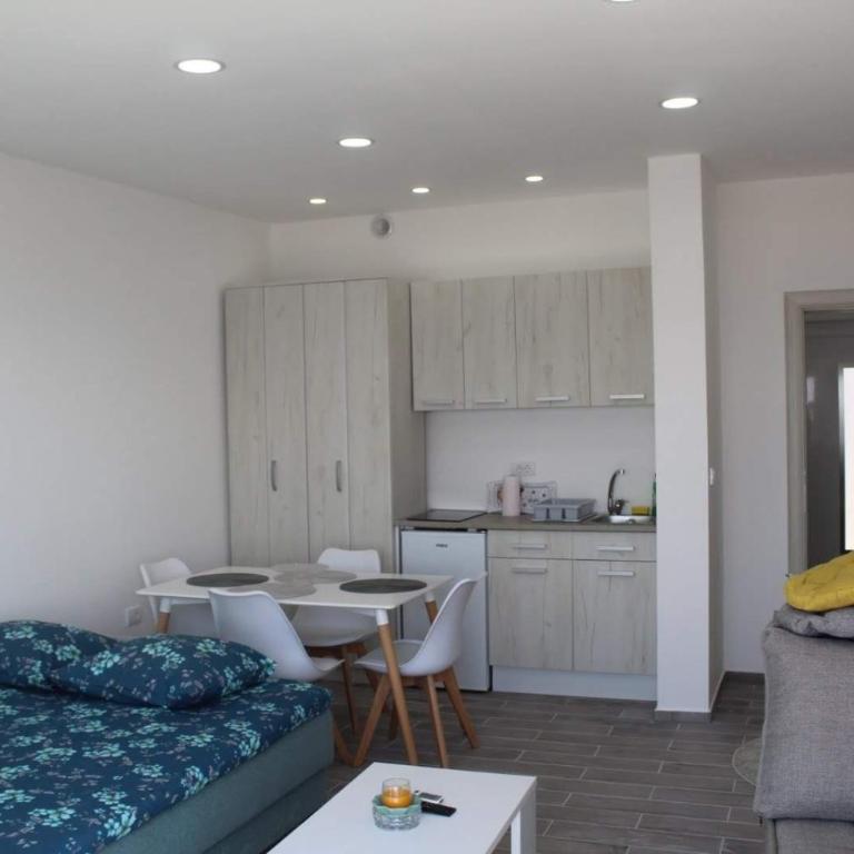 El Mar Apartments - Studio - 9