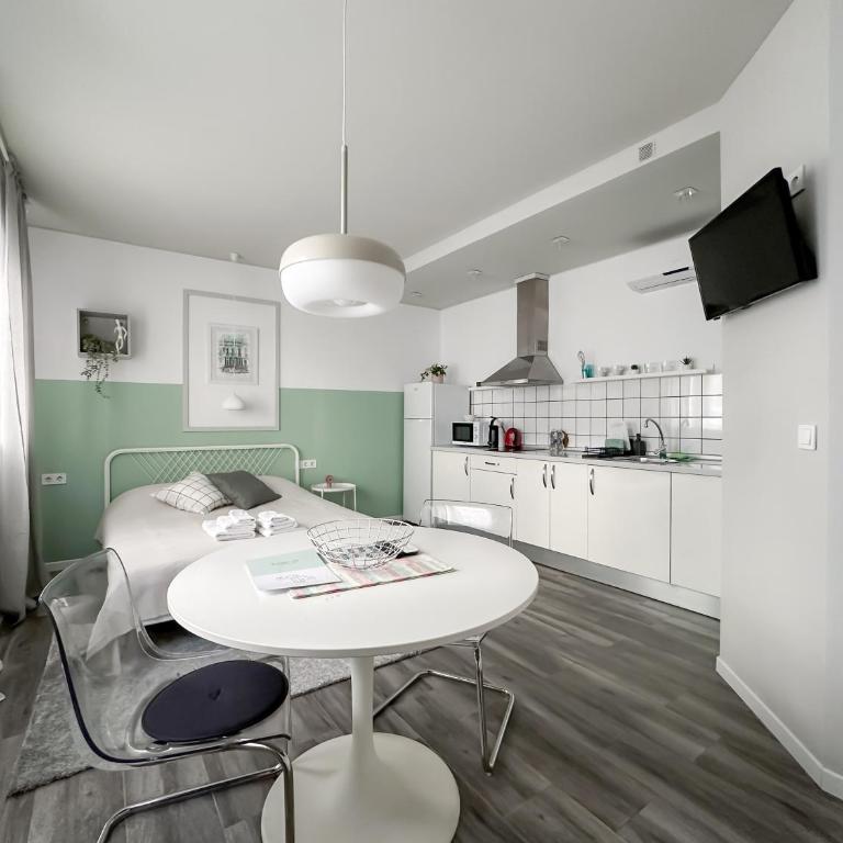 Budget Inn - Studio Apartment - 5