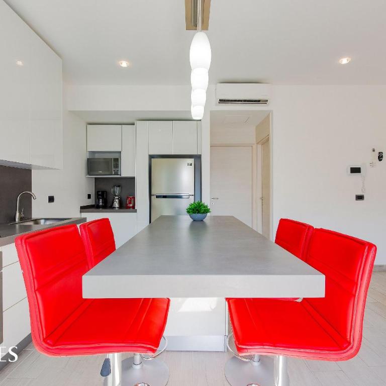 1BR | Steps from the Beach | Rooftop Pool - One-Bedroom Apartment - 12