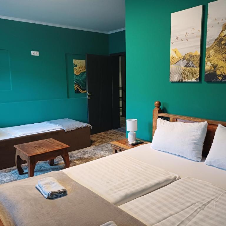 Villa Anri - Triple Room with Balcony - 7
