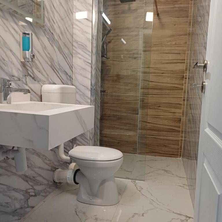 Villa Anri - Triple Room with Balcony - 8