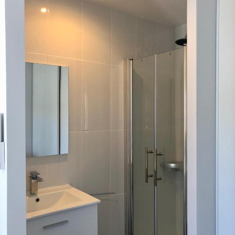 Chez Oma I 1 appartement indépendant OPI I 3 chambres privatives avec salle d eau et salon commun cuisine commune WC commun patio commun - Chambre Double avec Salle de Bains Privative - 2