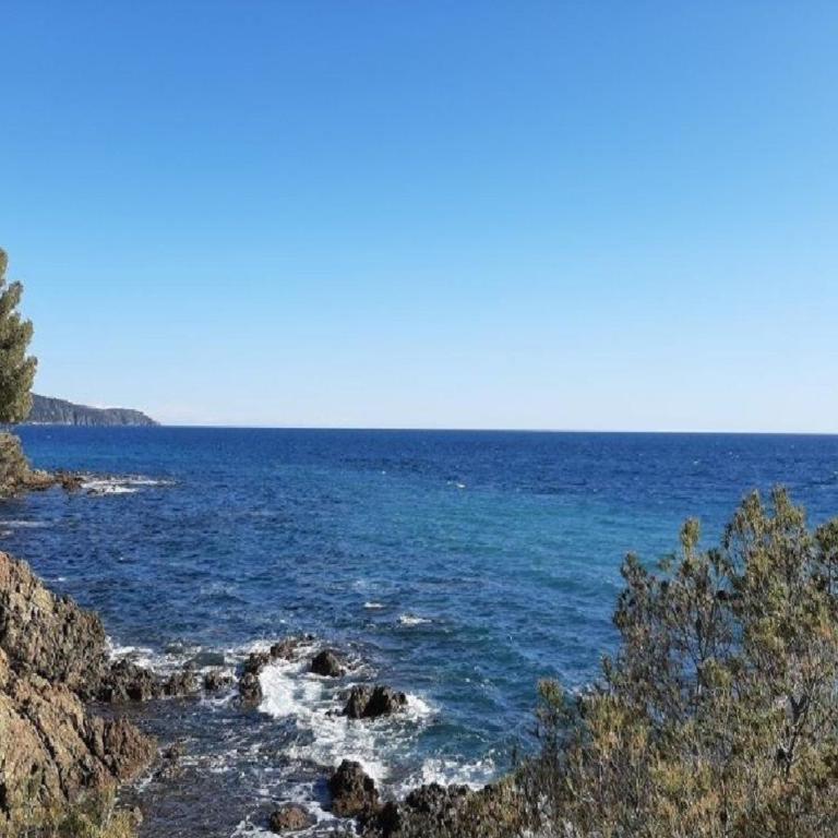 T3, 2ch, classé 3,parking gratuit sur place à 600m de la plage, des commerces ,du port proche st tropez - Appartement 2 Chambres - 4