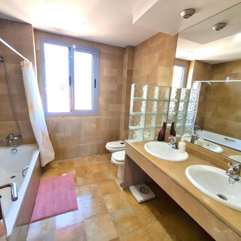 Stunning Home with Outdoor Swimmingpool, 4 Bedrooms and Wifi - Four-Bedroom House - 24