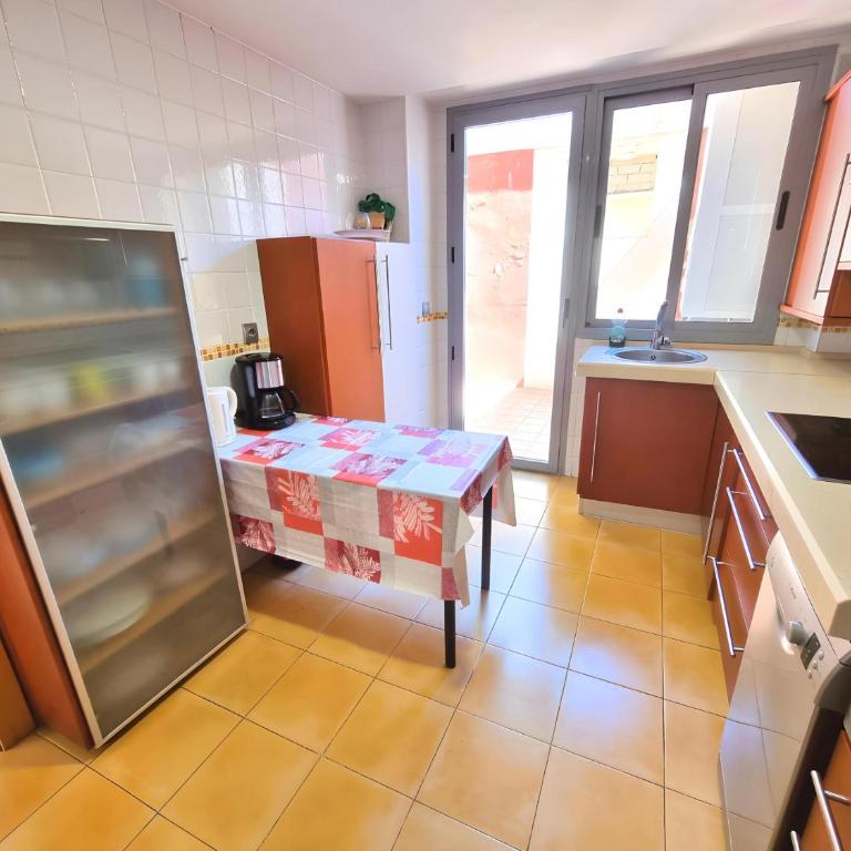 Stunning Home with Outdoor Swimmingpool, 4 Bedrooms and Wifi - Four-Bedroom House - 15