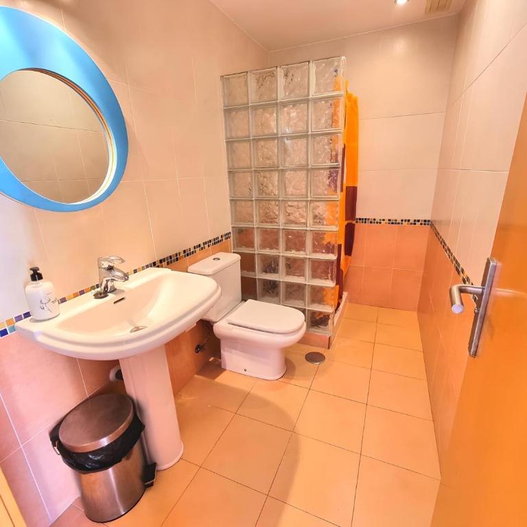 Stunning Home with Outdoor Swimmingpool, 4 Bedrooms and Wifi - Four-Bedroom House - 16