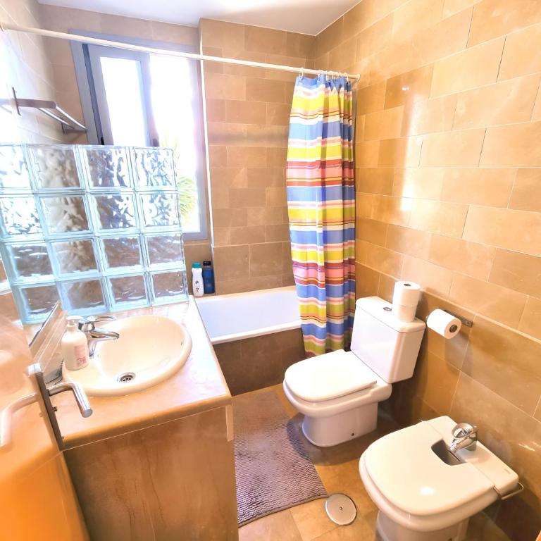 Stunning Home with Outdoor Swimmingpool, 4 Bedrooms and Wifi - Four-Bedroom House - 26