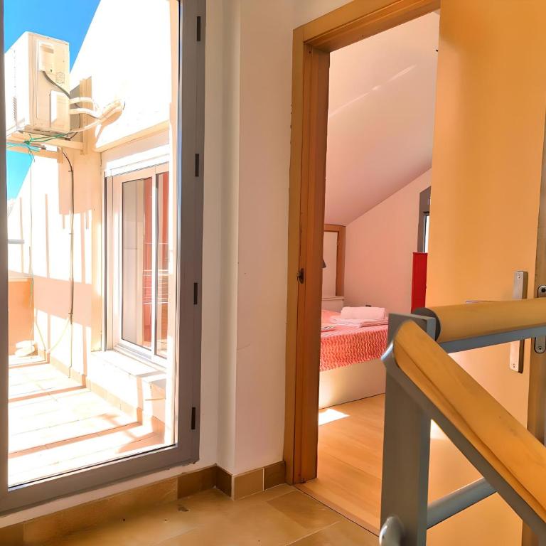 Stunning Home with Outdoor Swimmingpool, 4 Bedrooms and Wifi - Four-Bedroom House - 27