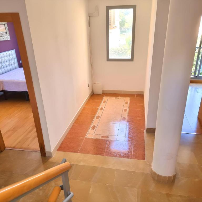 Stunning Home with Outdoor Swimmingpool, 4 Bedrooms and Wifi - Four-Bedroom House - 17