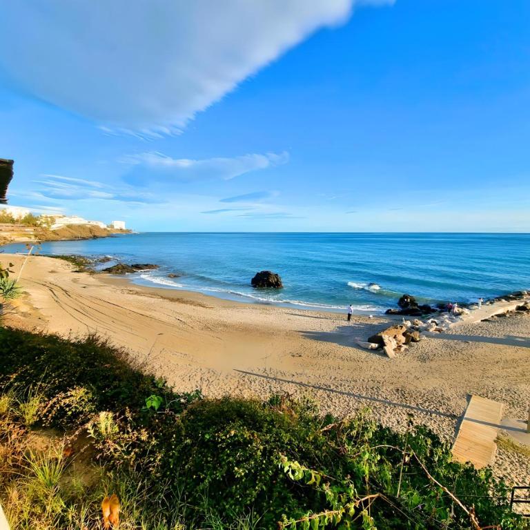 Stunning Home with Outdoor Swimmingpool, 4 Bedrooms and Wifi - Four-Bedroom House - 38