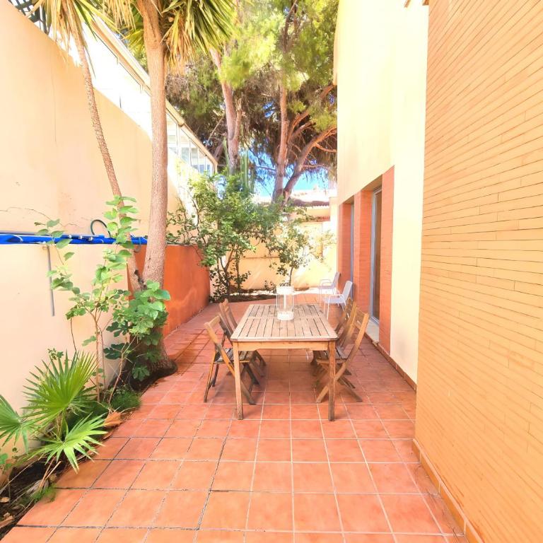 Stunning Home with Outdoor Swimmingpool, 4 Bedrooms and Wifi - Four-Bedroom House - 34