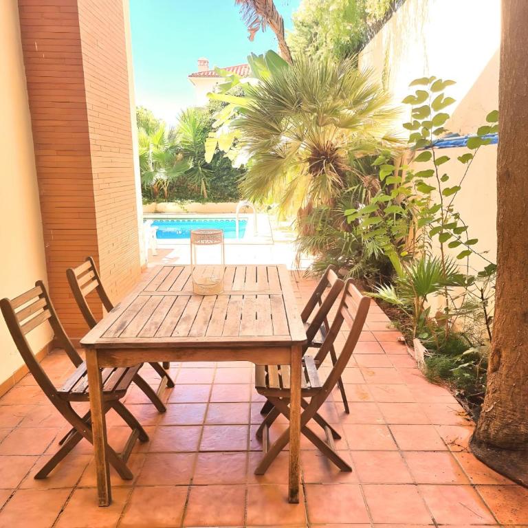 Stunning Home with Outdoor Swimmingpool, 4 Bedrooms and Wifi - Four-Bedroom House - 32