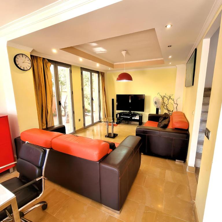 Stunning Home with Outdoor Swimmingpool, 4 Bedrooms and Wifi - Four-Bedroom House - 11