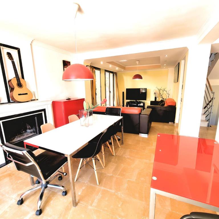 Stunning Home with Outdoor Swimmingpool, 4 Bedrooms and Wifi - Four-Bedroom House - 10
