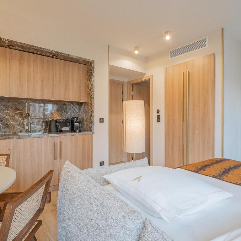 Yuna Porte-Maillot - ApartHotel - Appartement Premium 1 Chambre avec Balcon - 35 m² - 12