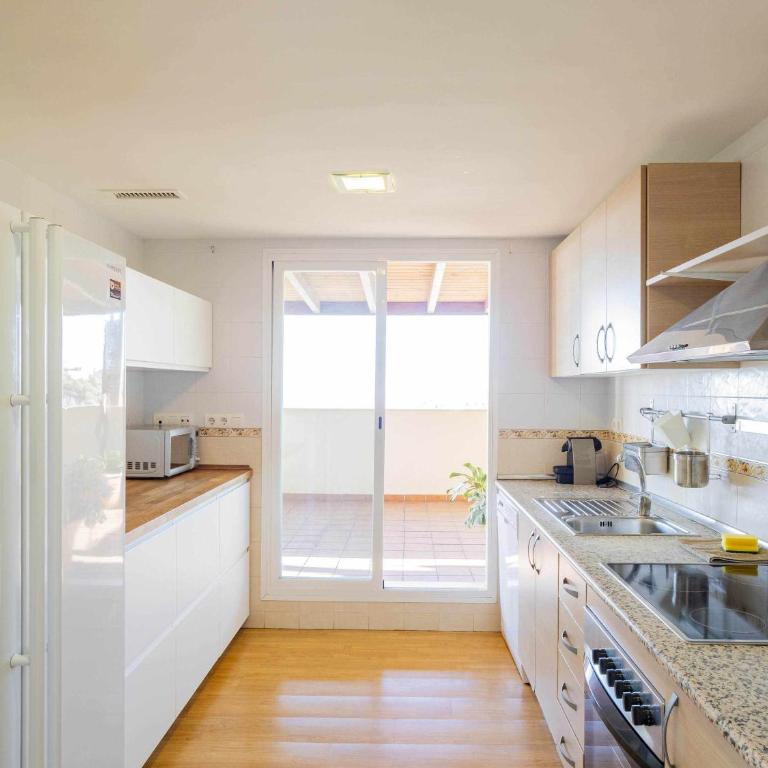 Ático con vistas al mar, piscina y parking - Apartamento de 3 dormitorios - 40