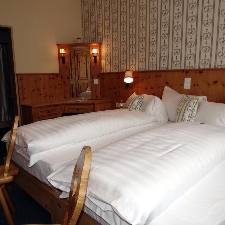 Hotel Bündnerhof - Familienzimmer (2 Erwachsene + 2 Kinder + 1 Baby) - 1