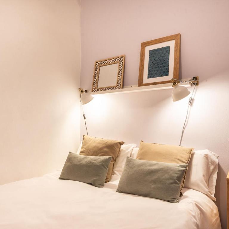 Spacious & Sunny Apartment with Terrace in the city center - Three-Bedroom Apartment - 16