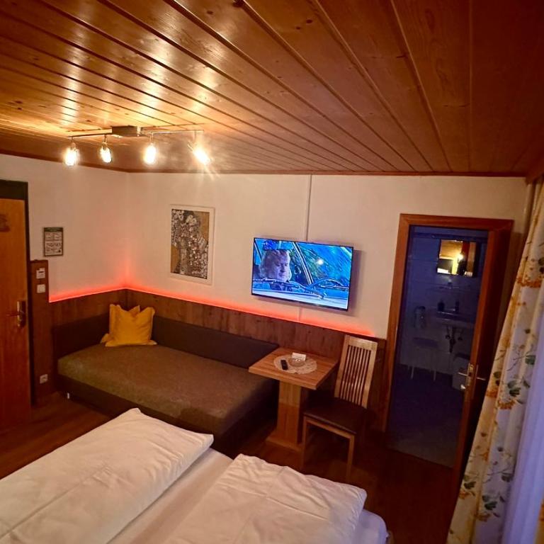 Pension Schierl - Dreibettzimmer - 9