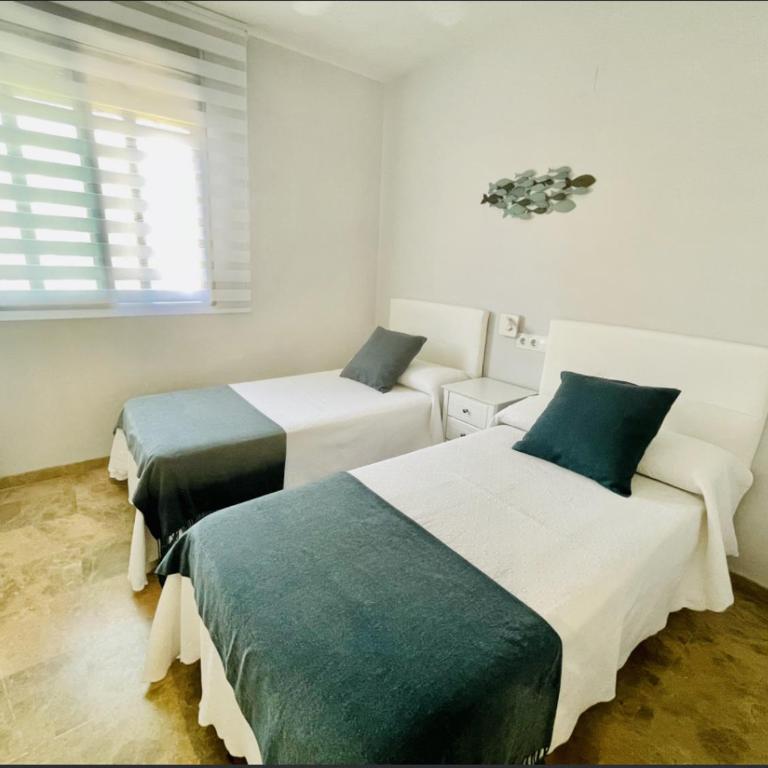 Apartamento Playa de Poniente Benidorm - Torre dos Calas - Three-Bedroom Apartment - 11