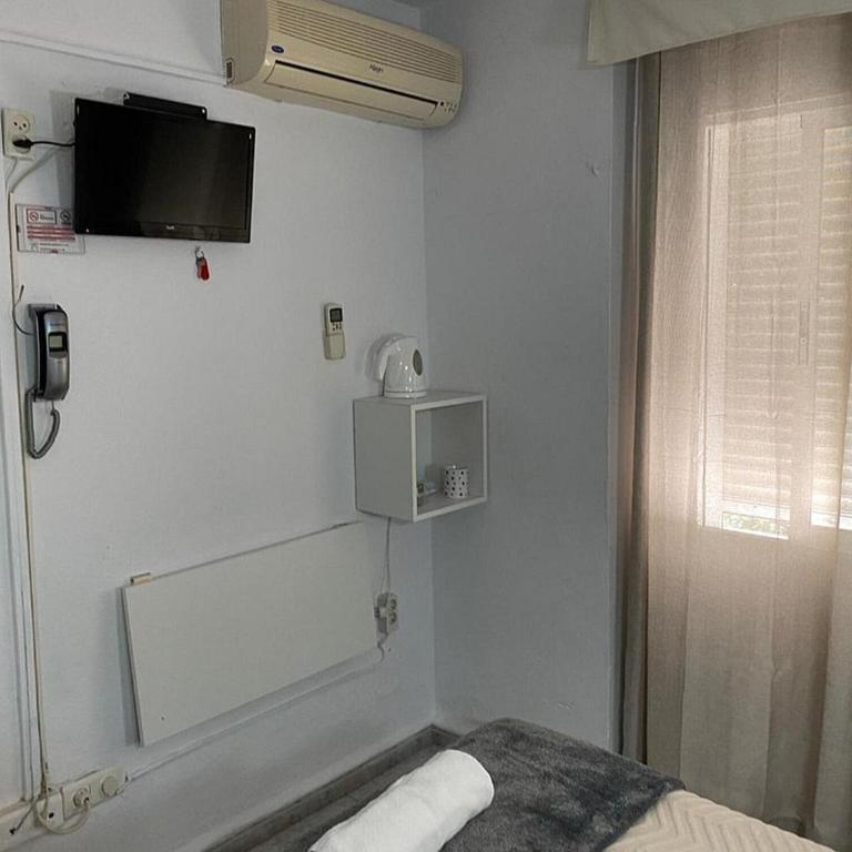 Hostal Virgen del Rocío II - Habitación Individual con baño privado externo - 1
