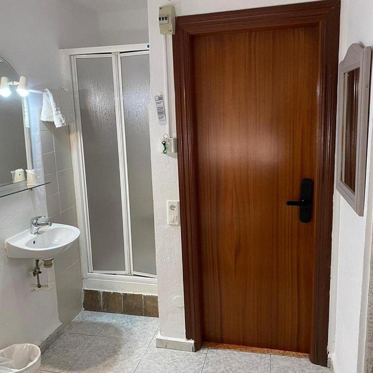Hostal Virgen del Rocío II - Habitación Individual con baño privado externo - 2