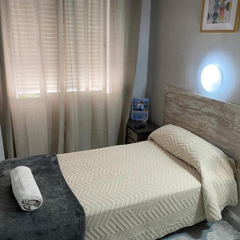 Hostal Virgen del Rocío II - Habitación Individual con baño privado externo - 3