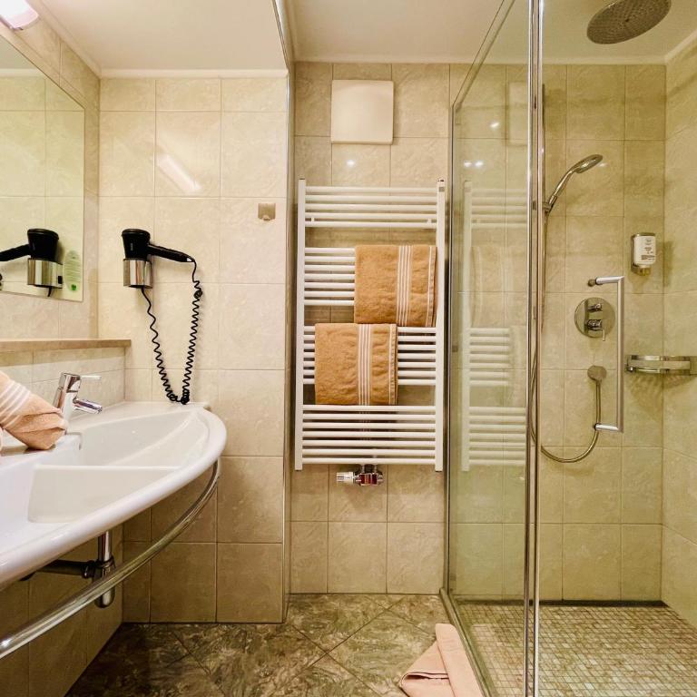 Wellness- und Familienhotel Egger - Deluxe Suite mit Whirlpool-Badewanne - 4