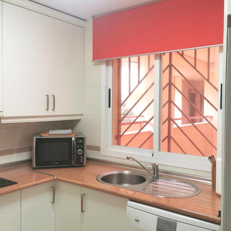Flat Sleeps 4 with Pool and Terrace - Apartamento - 13
